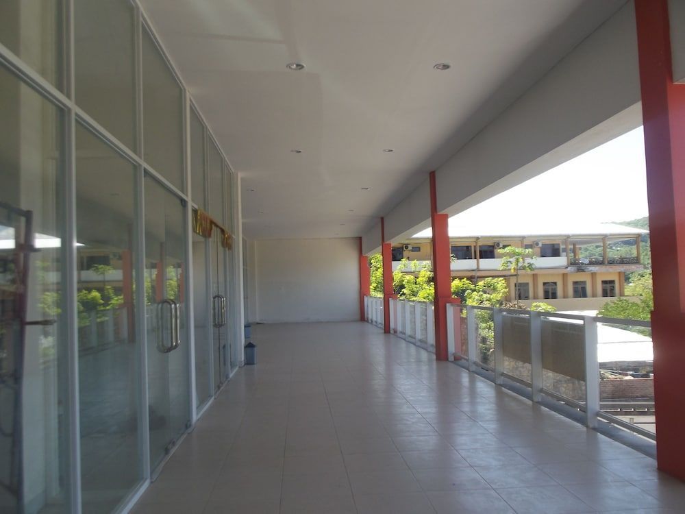 L Bajo Hotel 2