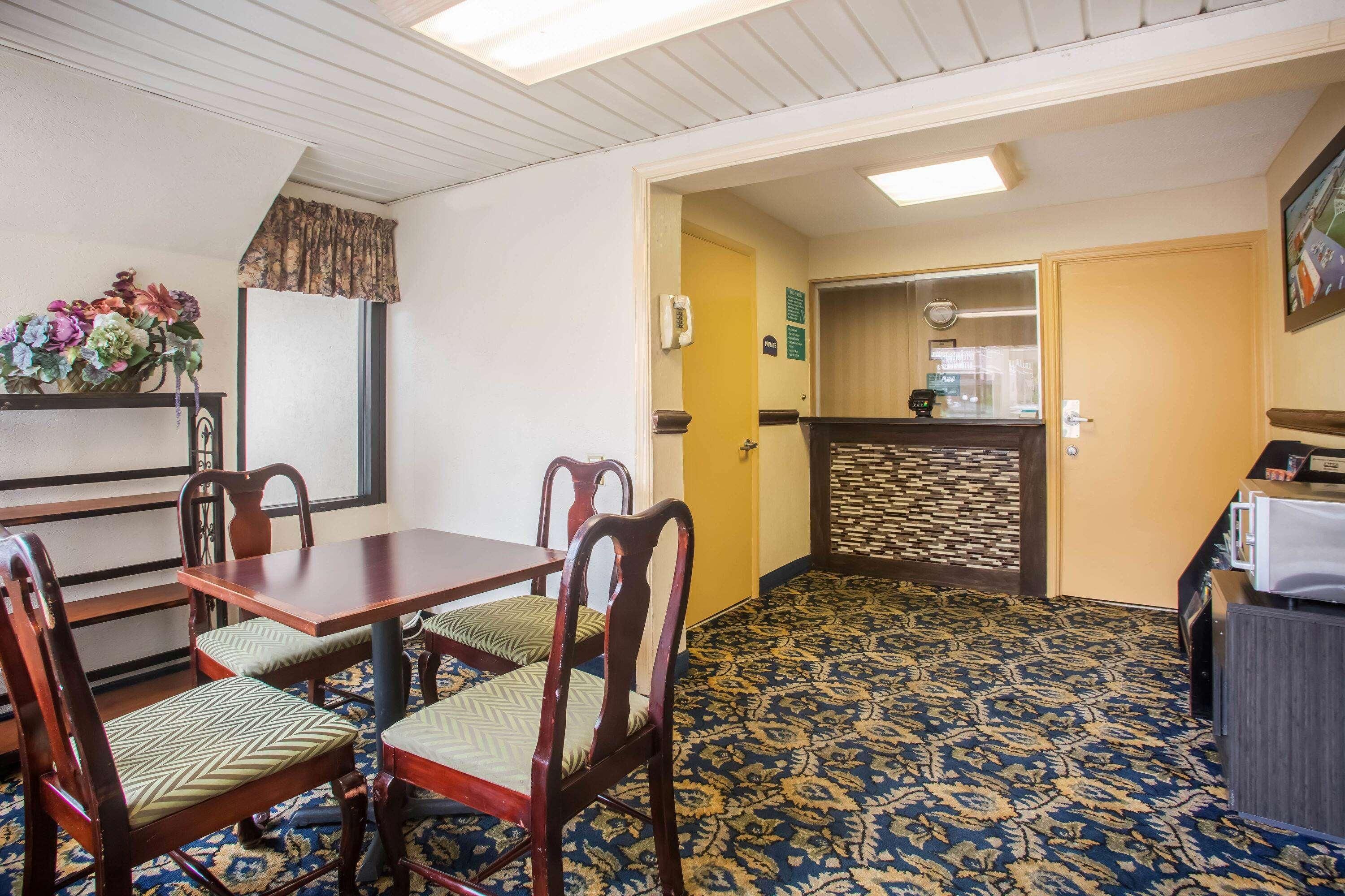 Howard Johnson by Wyndham College Park 1