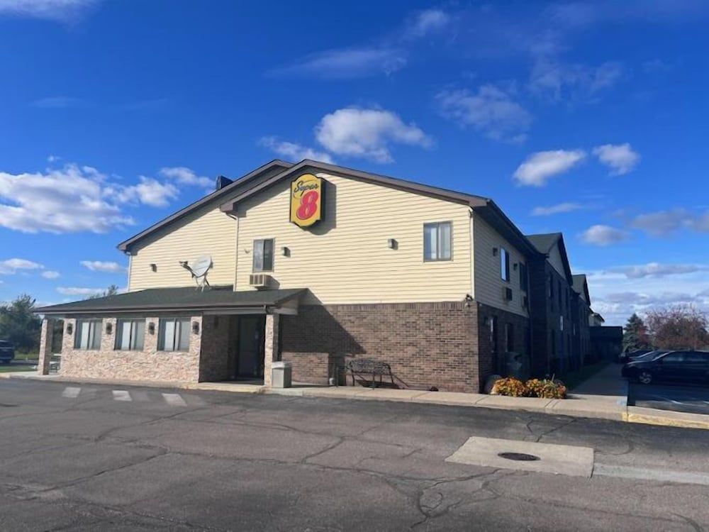 Super 8 by Wyndham Imlay City 1