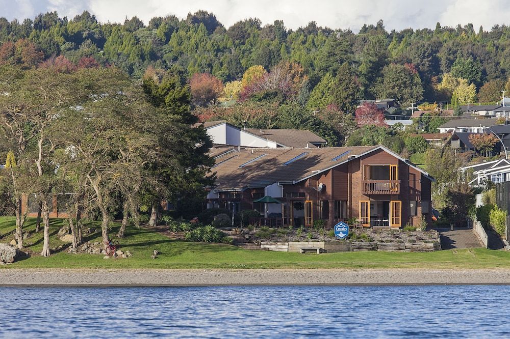 Cascades Lakefront Motel 1