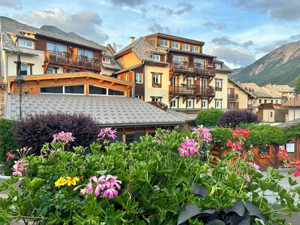Logis Hôtel Les Autanes & Spa 1