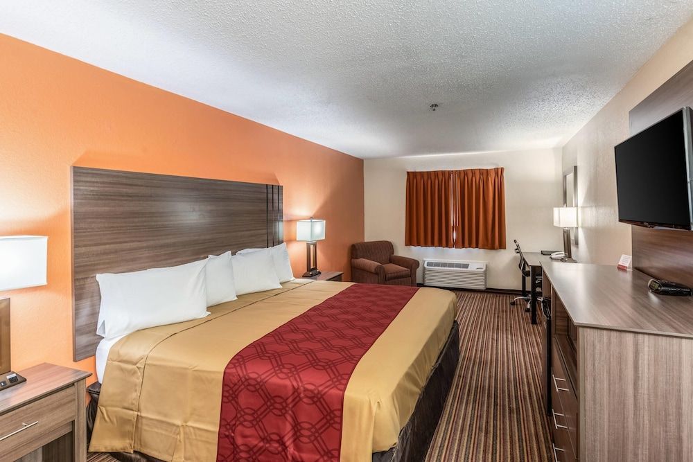Econo Lodge Inn & Suites Mckinney - Plano North 1