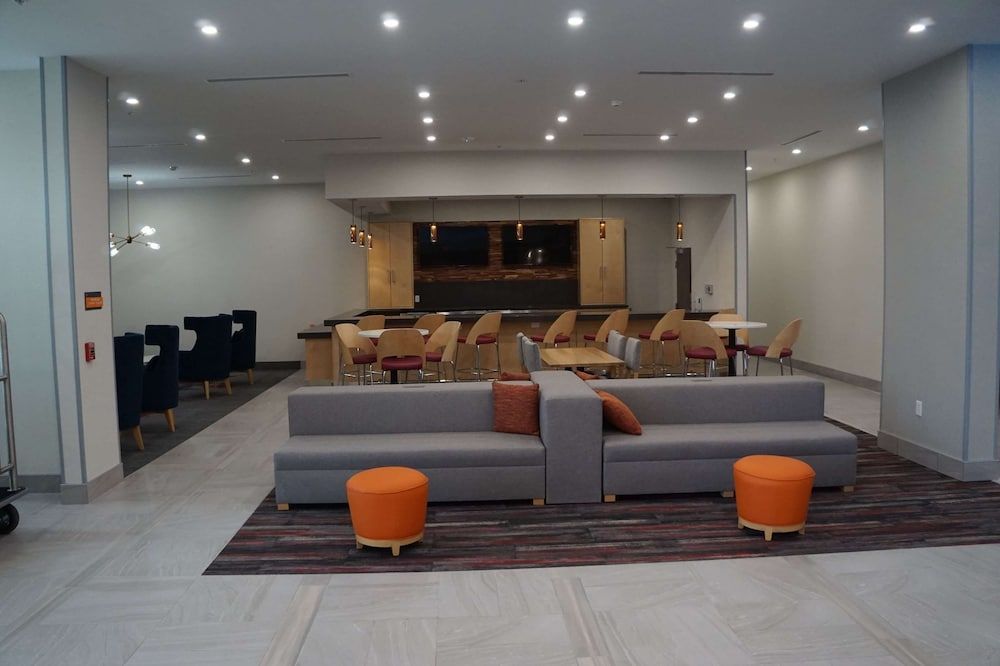La Quinta Inn & Suites by Wyndham Lewisville 2