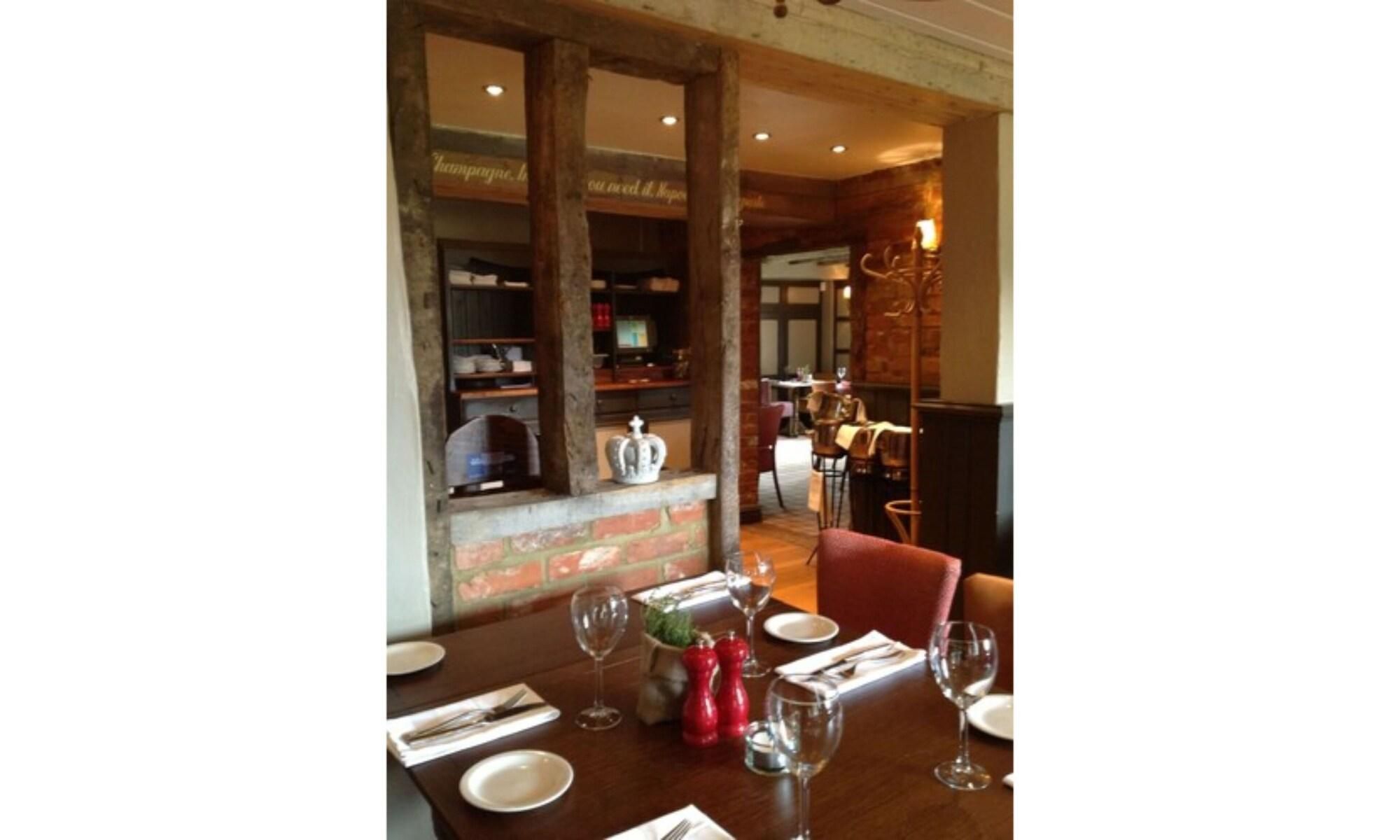 The Crown Pub, Dining & Rooms 1