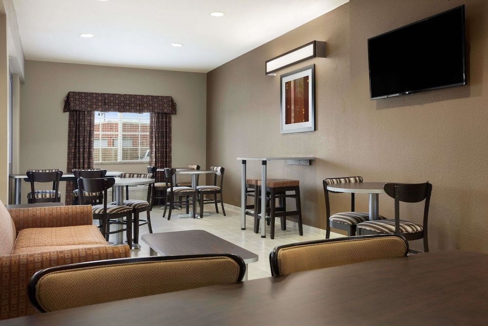Microtel Inn & Suites by Wyndham Kenedy/Karnes City 2