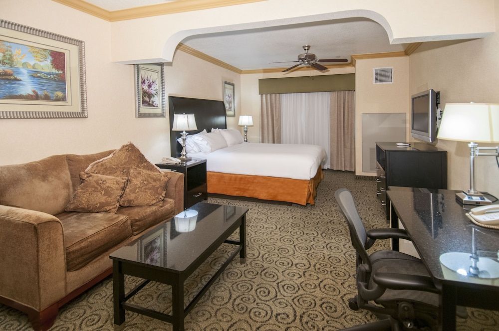 Holiday Inn Express & Suites BAKERSFIELD CENTRAL by IHG 2
