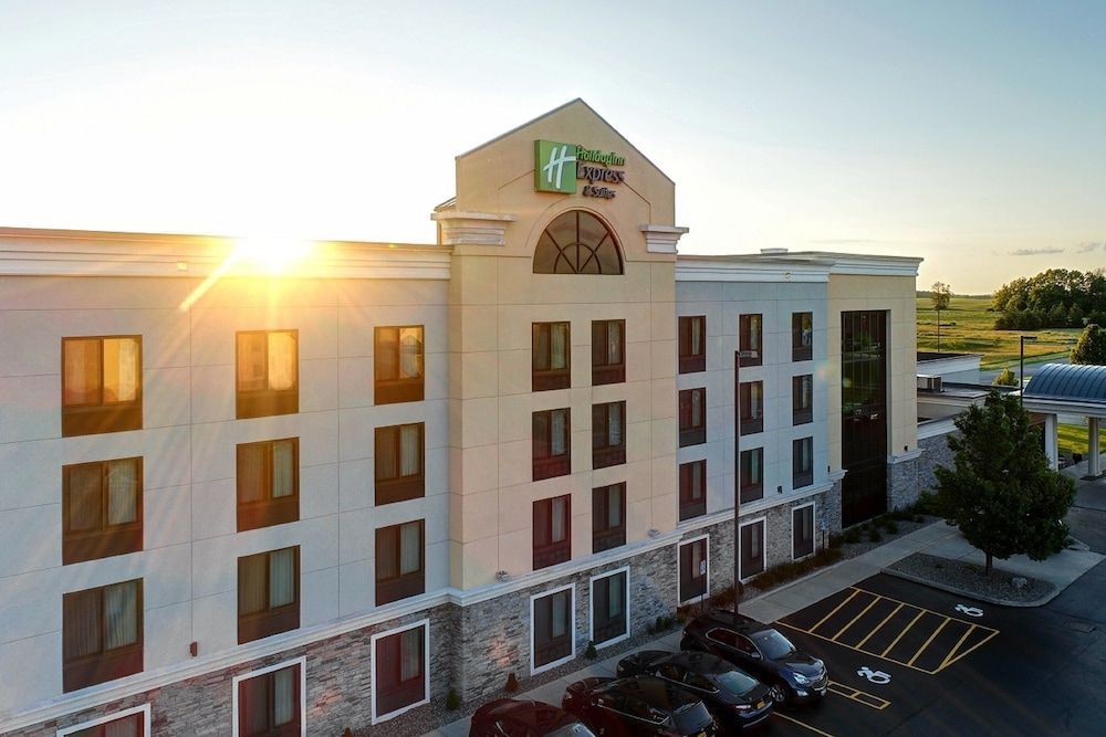 Holiday Inn Express & Suites BATAVIA - DARIEN LAKE by IHG 1