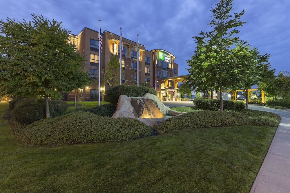 Holiday Inn Express & Suites RIVERPORT RICHMOND by IHG 1
