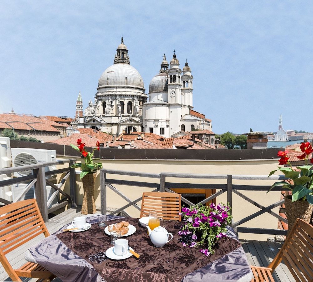 Dorsoduro Charme Apartments by Wonderful Italy 1
