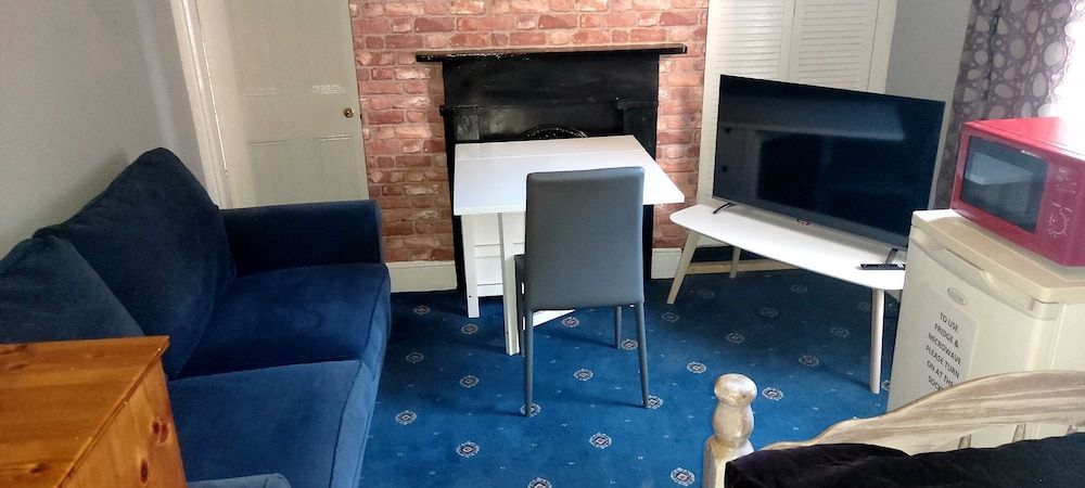 Phoenix Nights Guest House 1