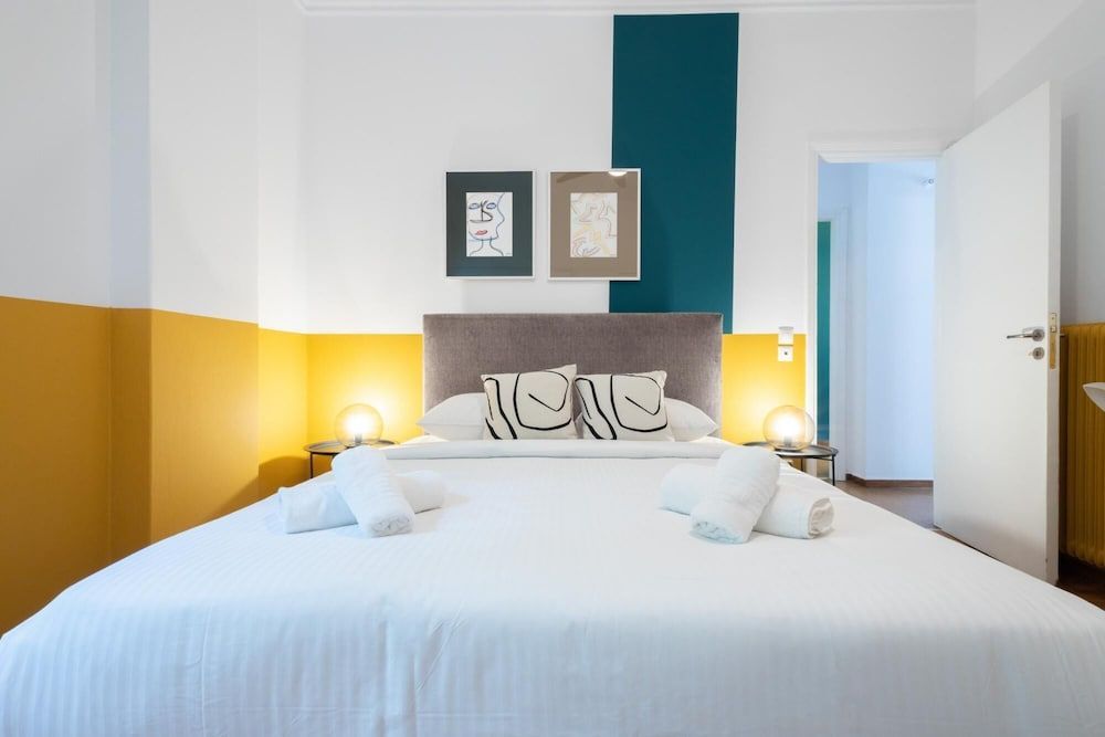 Spacious High-Ceiling 2-Bedroom by Acropolis Museum 1