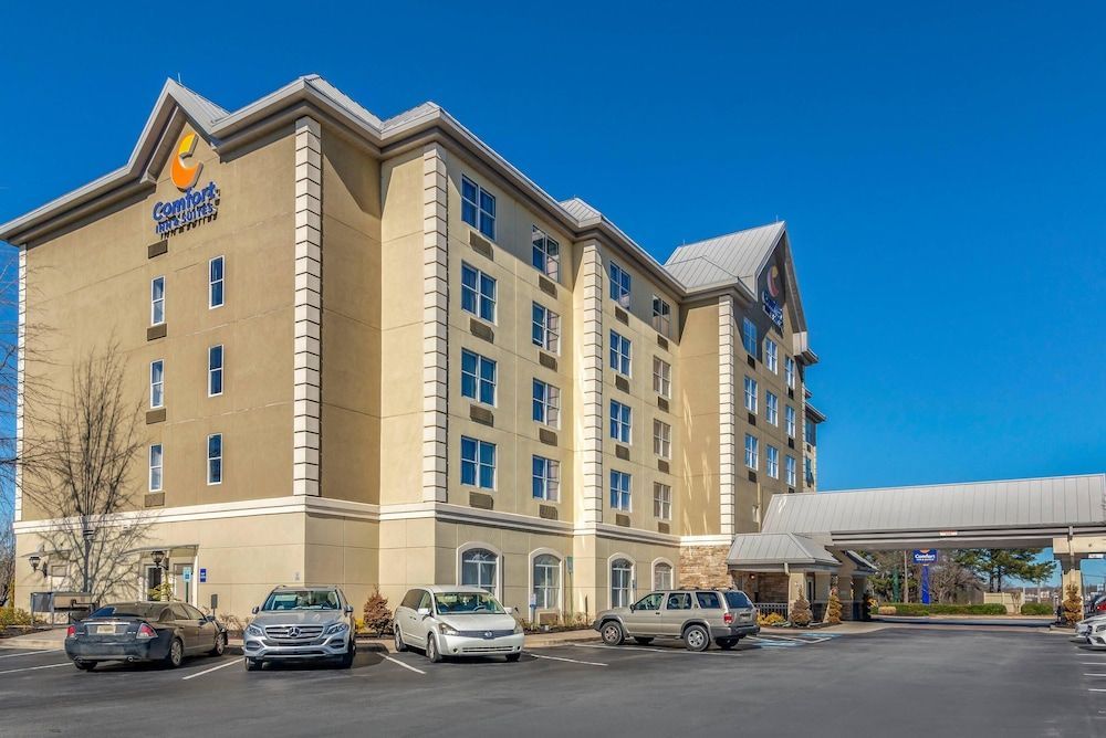 Comfort Inn & Suites near Six Flags 1
