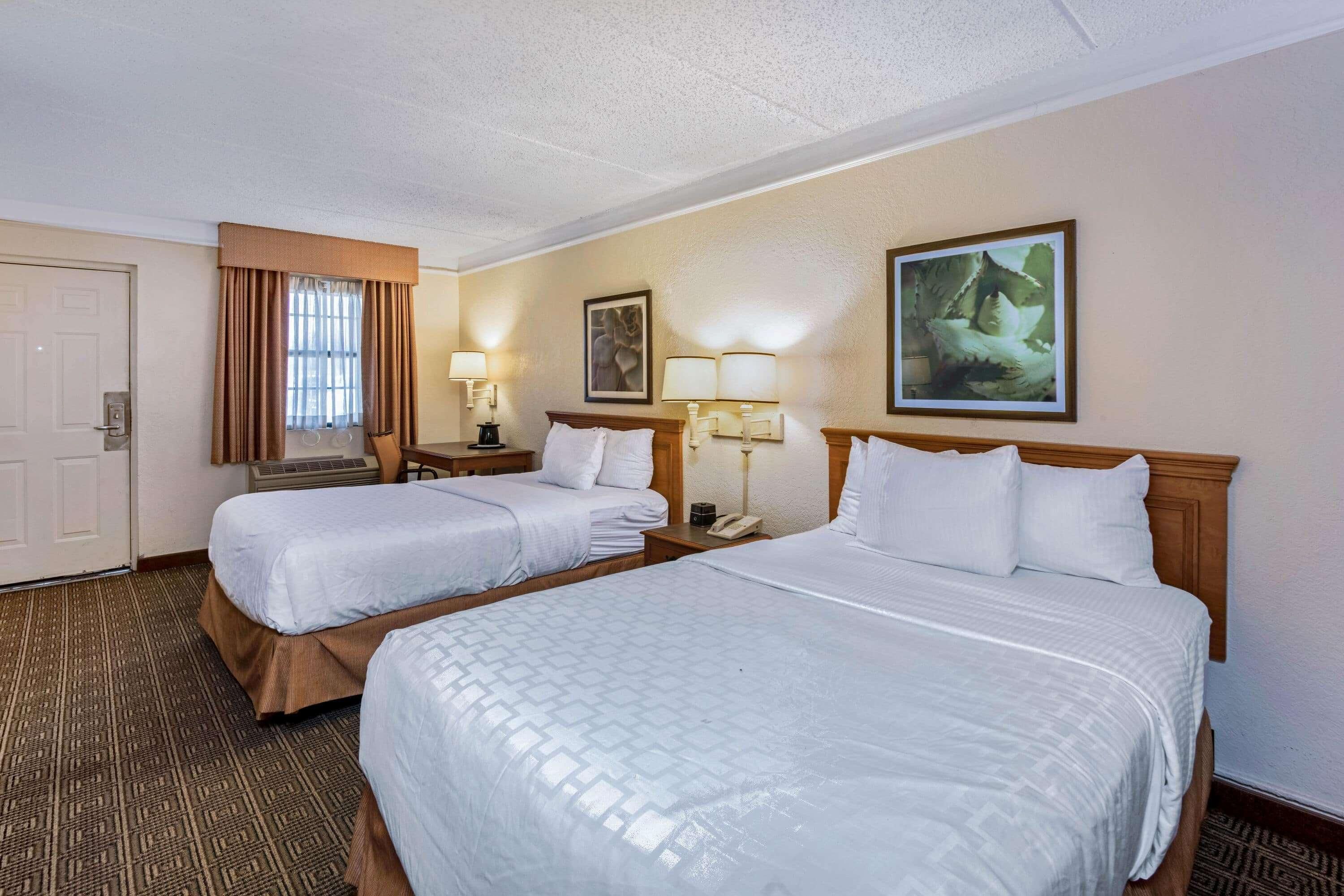 Townhouse Garden Inn & Suites San Antonio I 35 1