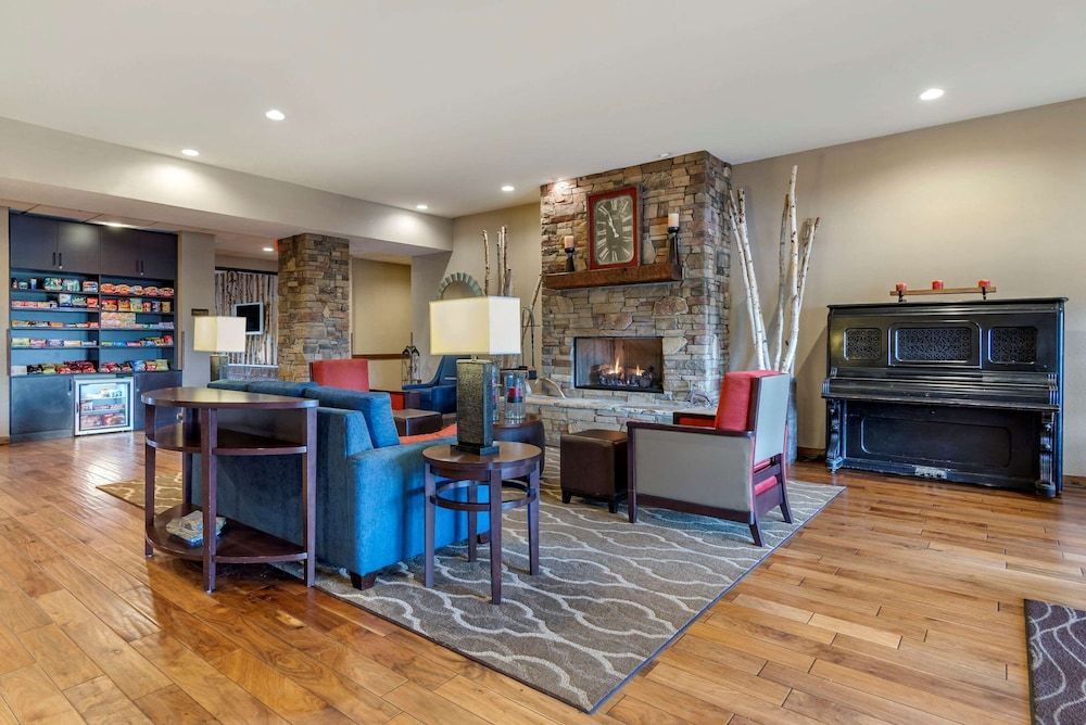 Comfort Inn & Suites Blue Ridge 2