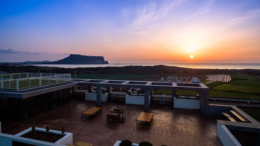Thira Hotel 1
