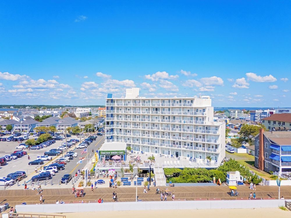 Commander Hotel & Suites 1