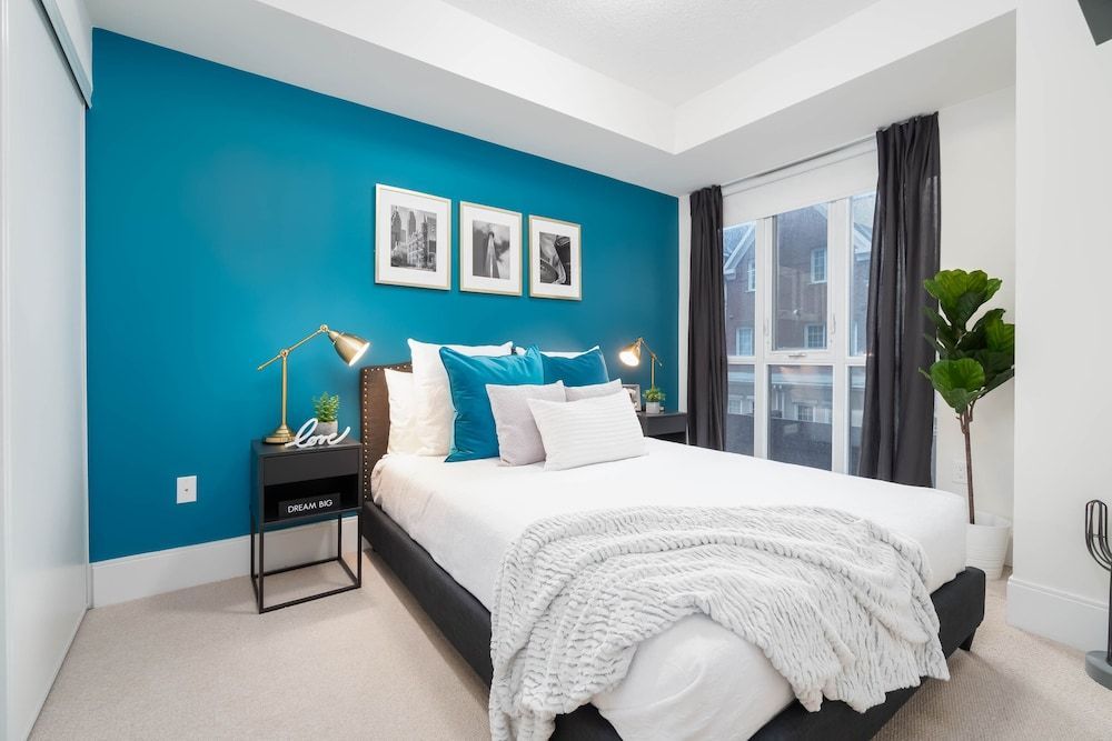 Peter St - Downtown Suite with Balcony 1
