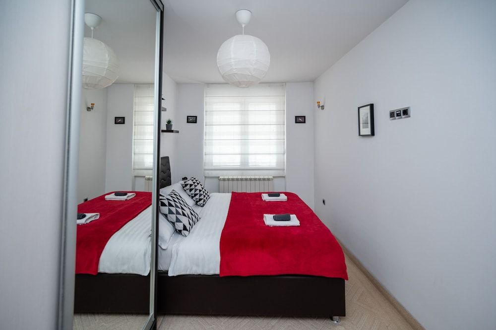 Bright 1BDR Apartment in the City Center 2