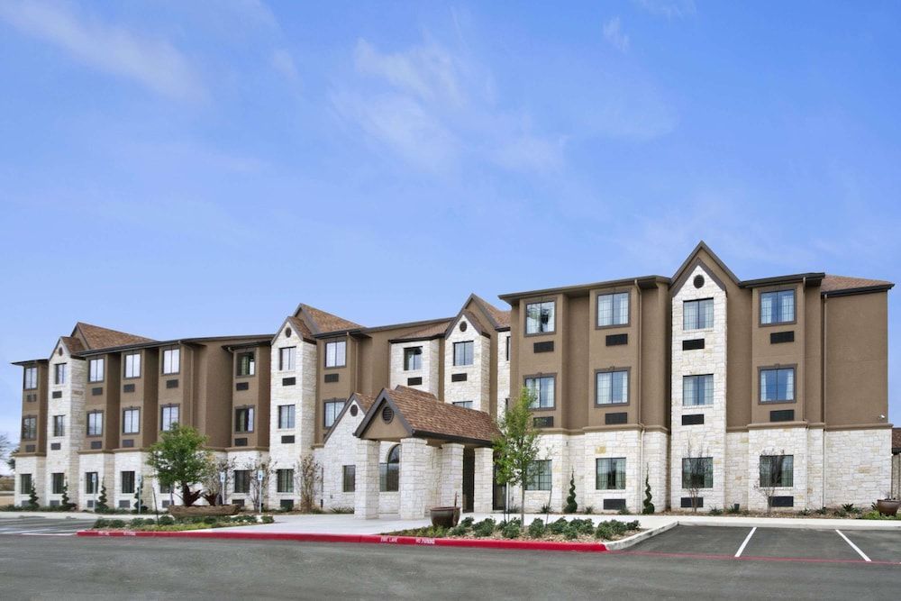 Microtel Inn & Suites by Wyndham Round Rock 1
