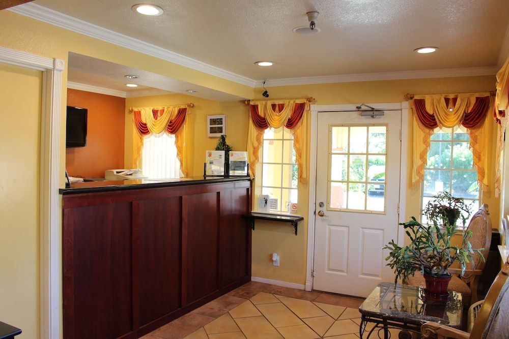 Upper Lake Inn & Suites 2