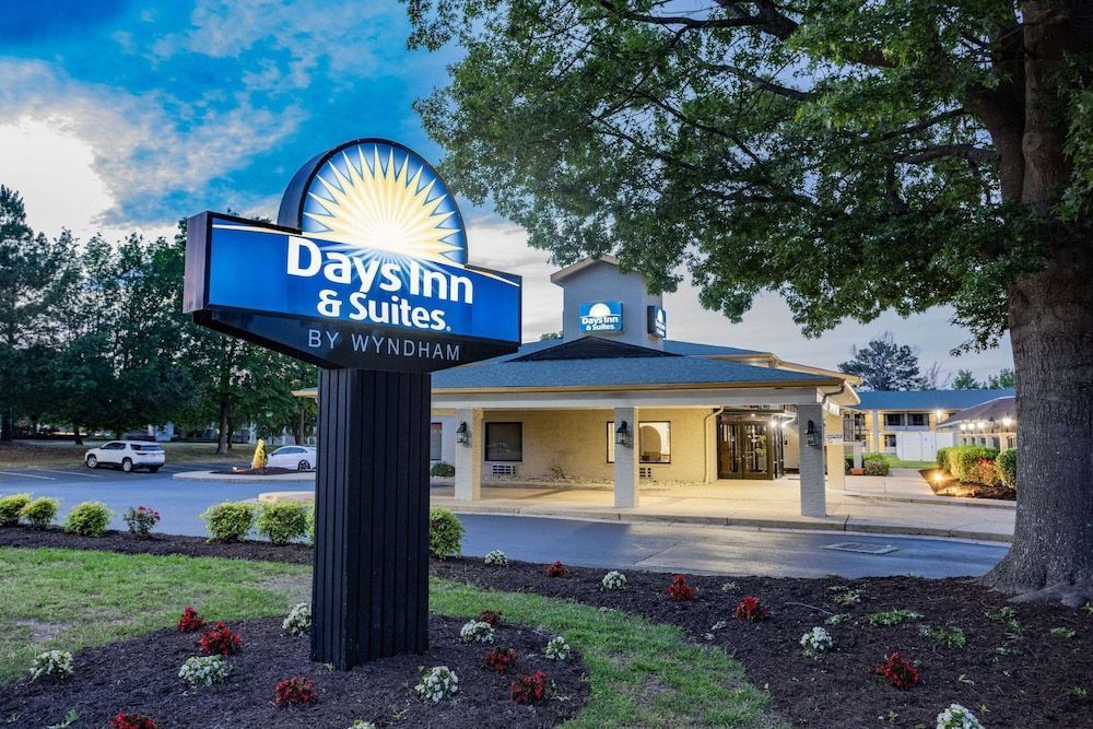 Days Inn & Suites by Wyndham Colonial 1