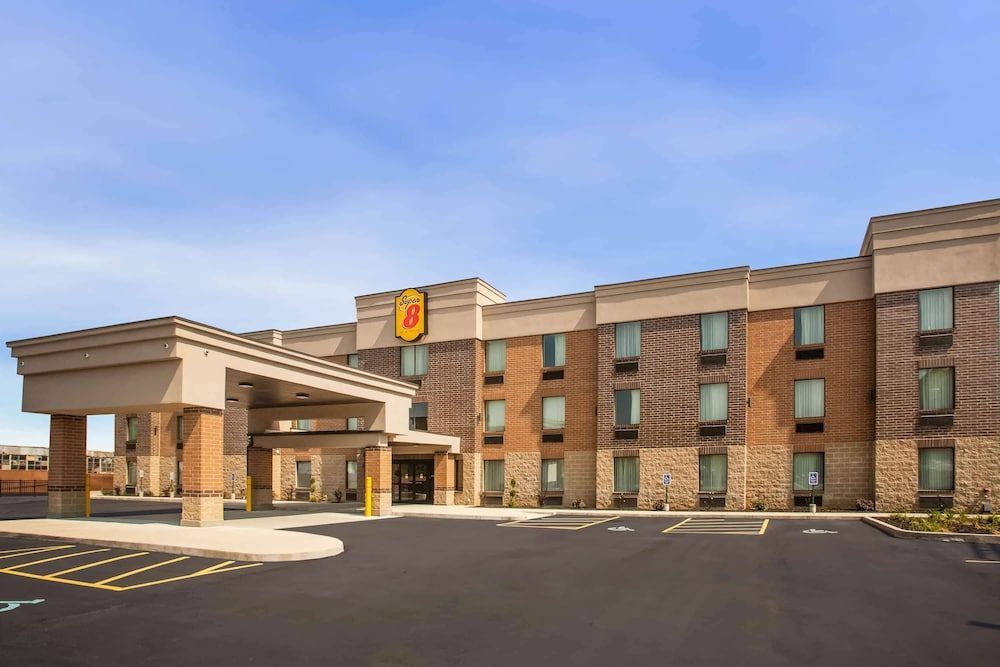 Super 8 by Wyndham St. Louis North 1