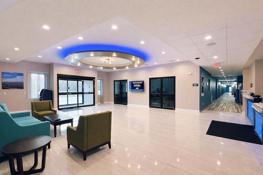 Days Inn & Suites by Wyndham Tomball Houston NW 2