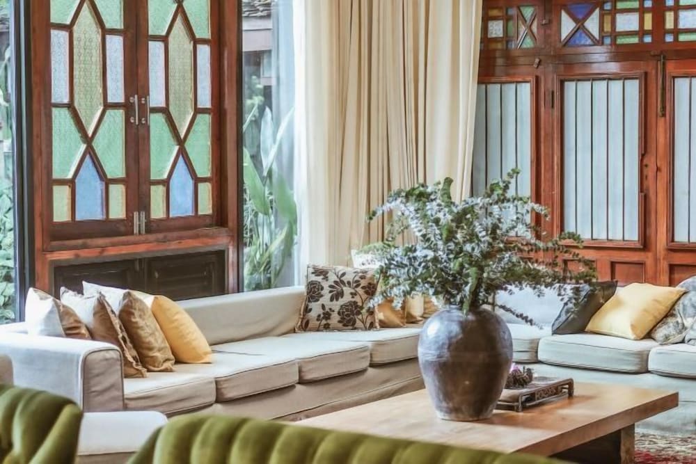 Luxurious Living by the River Hannah Villa 1