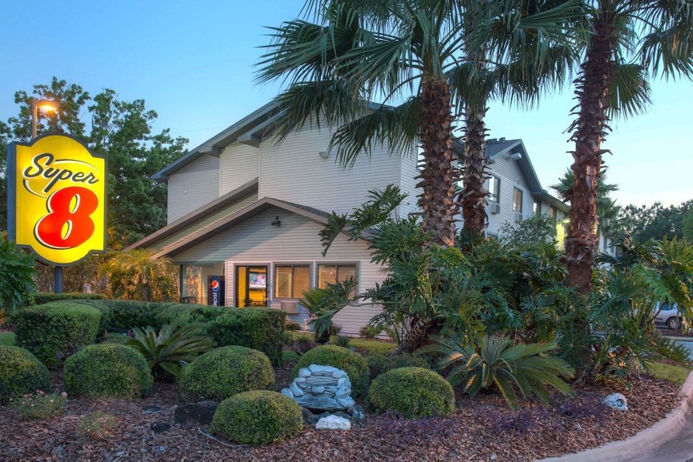 Super-8-Gainesville-I-75-Hospital-University-Area 1