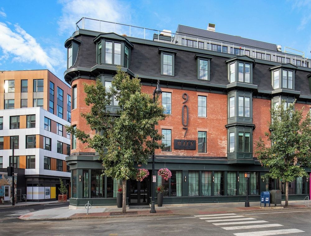 Lark Hotels 907 Main 1