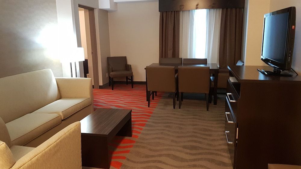 Holiday Inn Express & Suites BARRIE by IHG 2