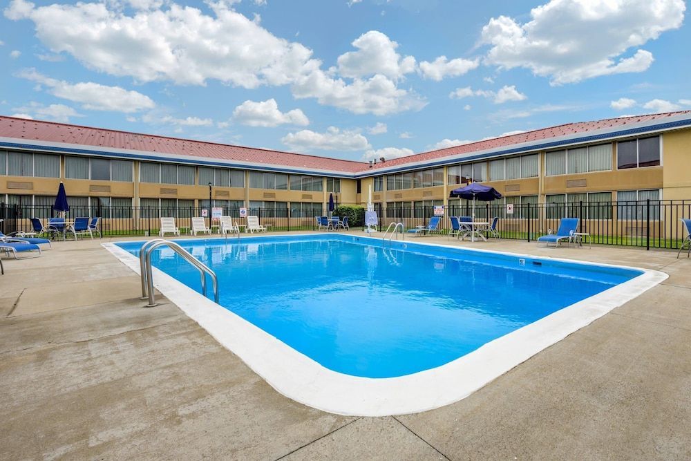 Econo Lodge Inn & Suites Triadelphia - Wheeling 1