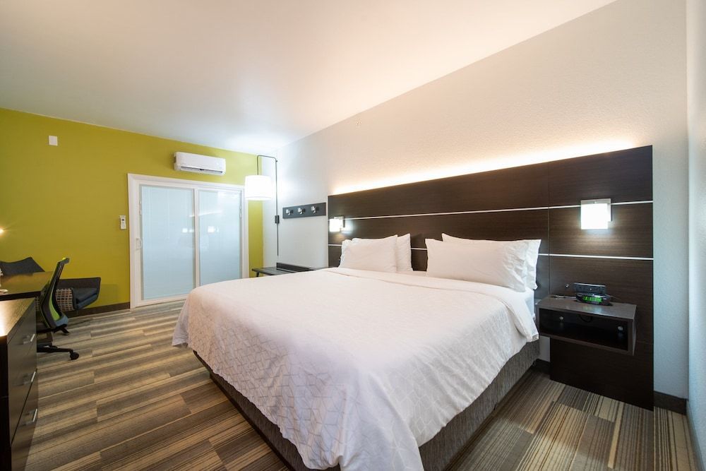 Holiday Inn Express & Suites BEDFORD by IHG 1
