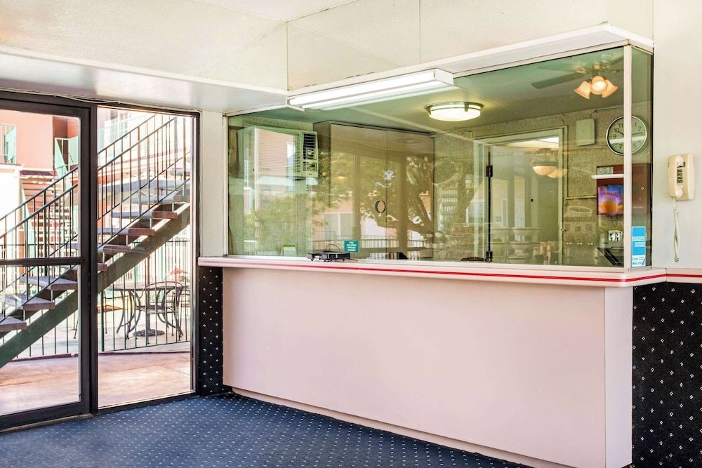 Rodeway Inn near Melrose Ave 2