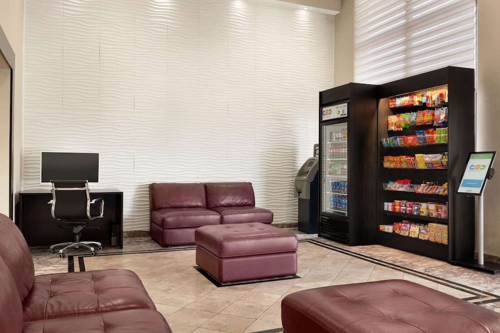 Days Inn & Suites by Wyndham Anaheim At Disneyland Park 2