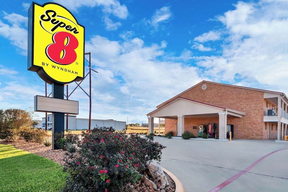 Super 8 by Wyndham Pleasanton 1