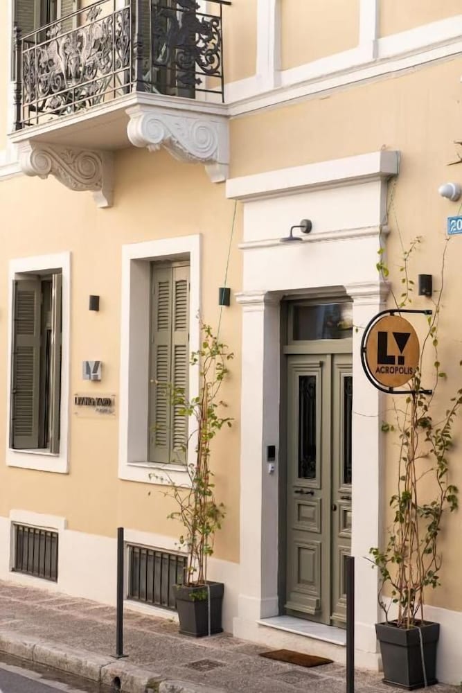 Living Yard Acropolis 1