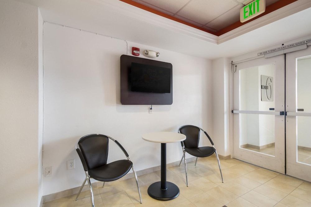Howard Johnson by Wyndham Lemoore Near Naval Air Station 2