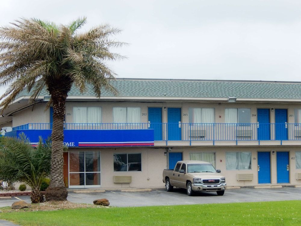 Motel 6-Clute, TX 1