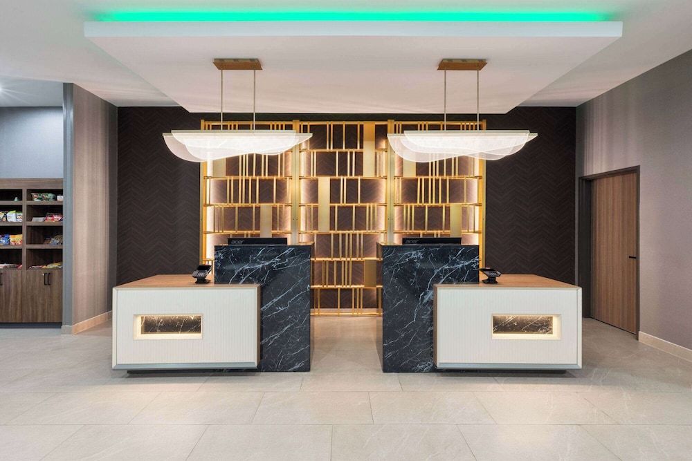 La Quinta Inn & Suites by Wyndham San Antonio at the RIM 2