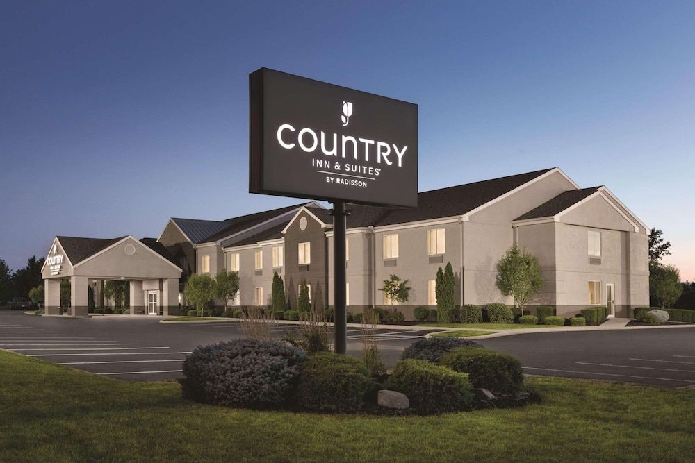 Country Inn & Suites by Radisson, Port Clinton, OH 1
