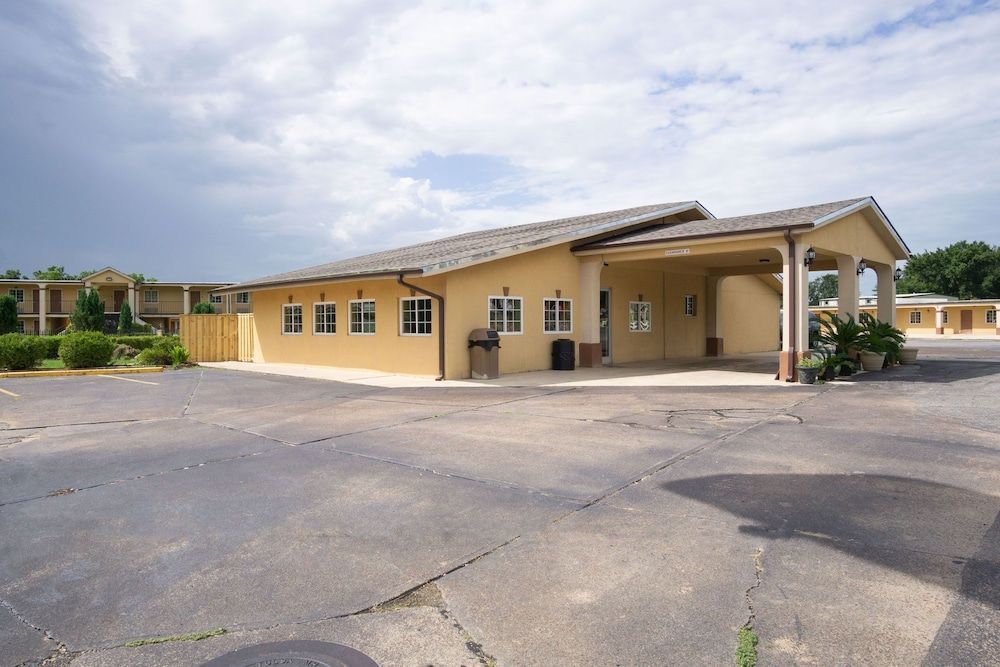 Woodridge Inn and Suites 1