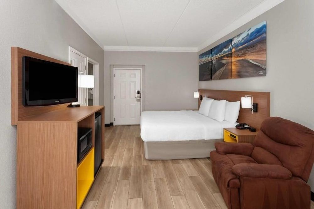 Days Inn & Suites by Wyndham Arlington Heights 1