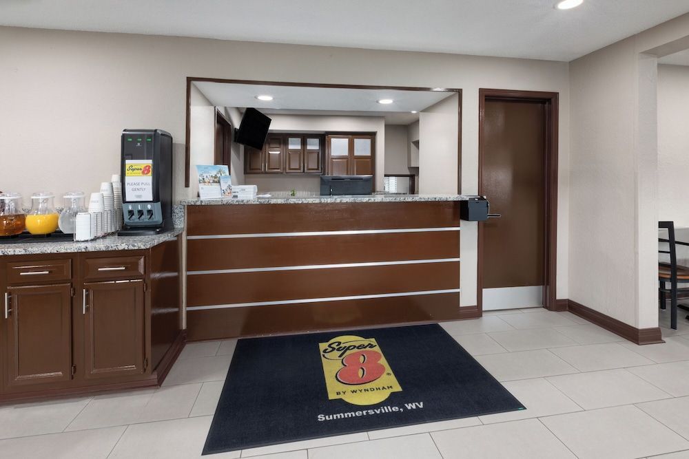 Super 8 by Wyndham Summersville - New River National Park 2