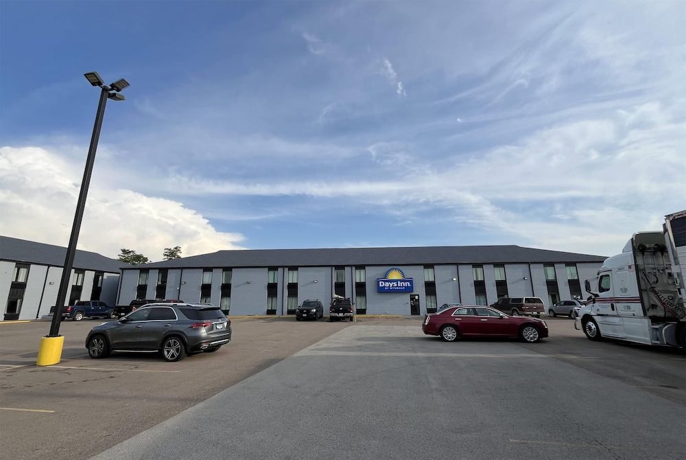 Days Inn & Suites by Wyndham Bloomington/Normal IL 1