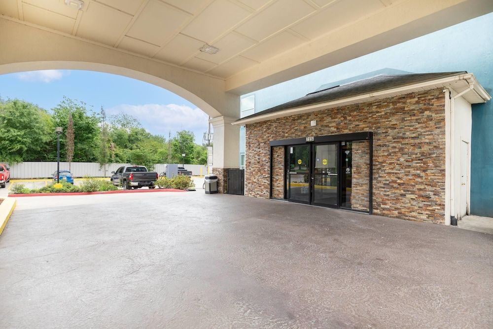 Wingate by Wyndham Humble/Houston Intercontinental Airport 1