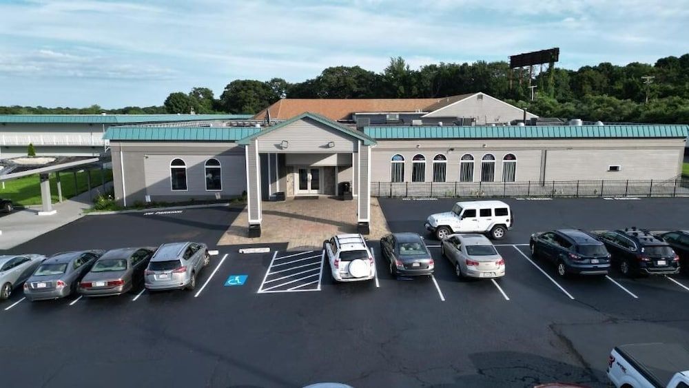 Whalers Inn and Suites 1