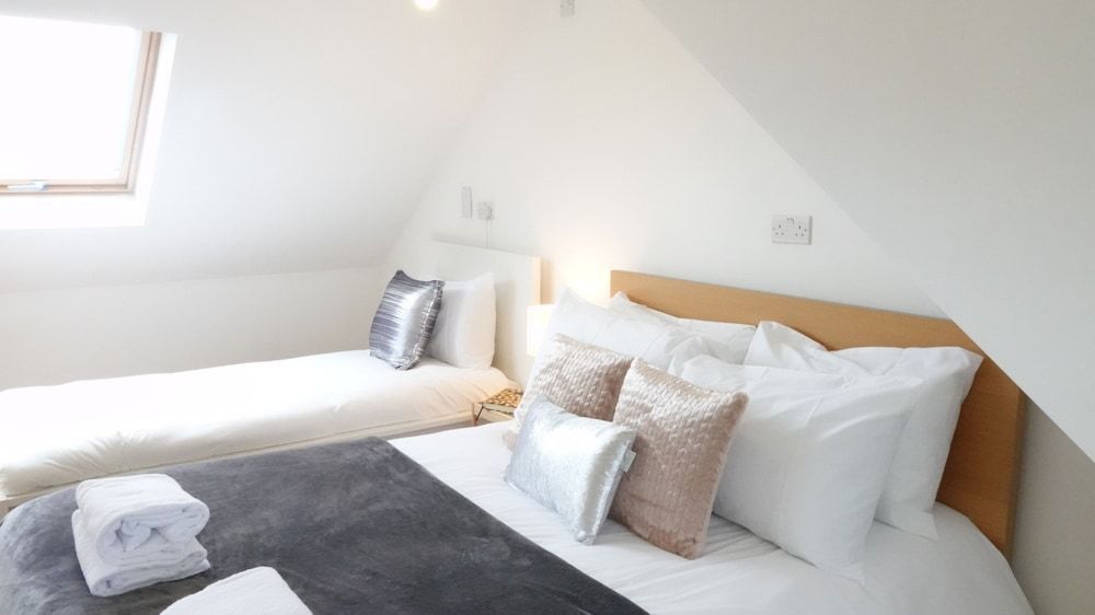 Private on suites- Private Bathroom every room-1 Bus to Heathrow Airport 2