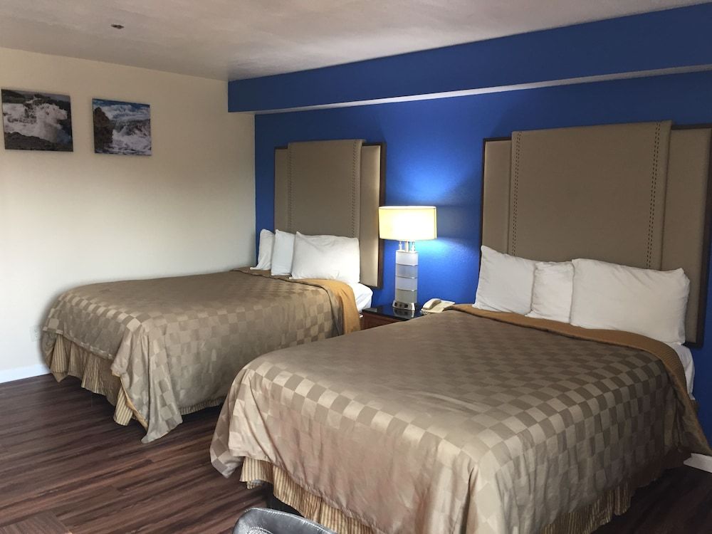 California Inn and Suites Bakersfield 1