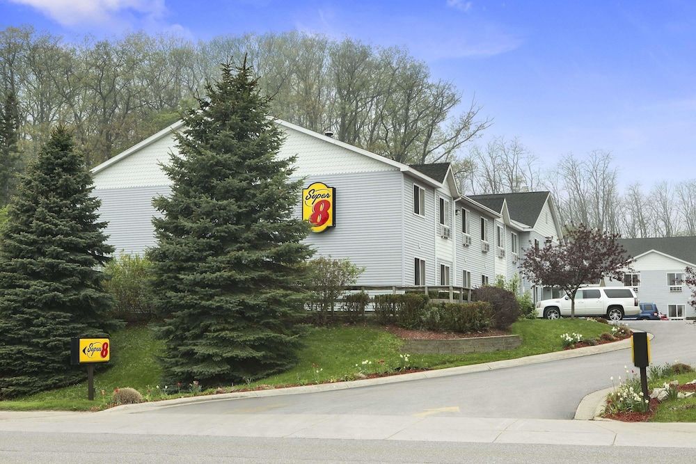Super 8 by Wyndham Manistee 1